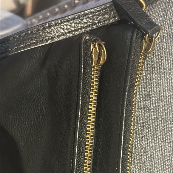 Margot Black Crossbody Bag with Adjustable Strap and Glossy Finish - Picture 3 of 5